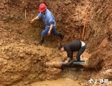水管破裂，急！及时抢修，赞！