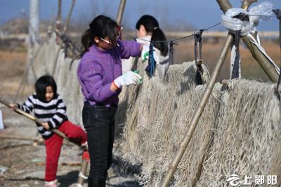 郧阳长岭粉农晒粉忙