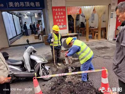 郧阳区市政工程管理所：修补破损道路提升城市形象