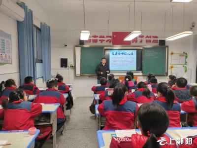 实验小学：交通安全进校园 文明出行记心间