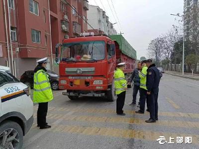 郧阳区城管联合交警部门 开展渣土运输车辆专项整治行动