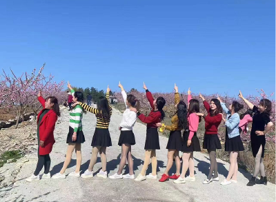 青曲镇：“网络达人”赏桃花 情暖乡村助振兴