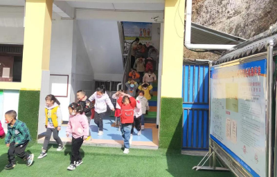 大柳乡中心幼儿园开展“防踩踏”安全应急演练