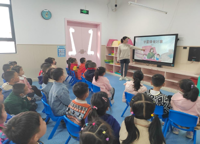 爱在三月学雷锋 文明幼教暖人心