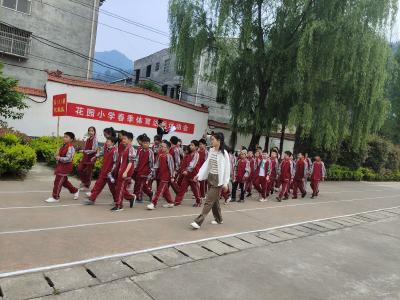  鲍峡镇花园小学召开春季达标运动会 