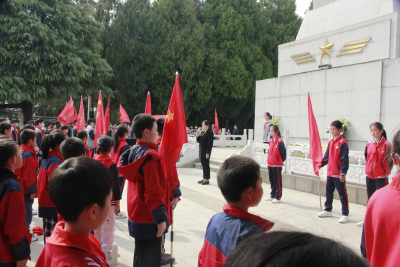 郧阳区城关一中教联体学校举行清明祭英烈活动  