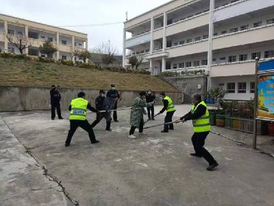 郧阳区安阳镇中心小学开展反恐防暴安全演练