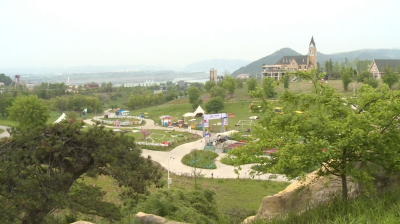 五一假期“怪兽艺术”耳目一新    花墙玫瑰等你打开