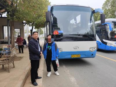 郧阳区鲍峡中学：情系孤儿 百里驱车送研学