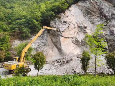 S230庙郧线葫芦包崖路段山体滑坡     郧阳区公路事业发展中心积极抢险保畅通
