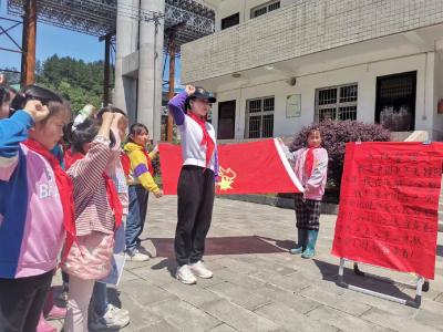 郧阳区鲍峡镇中心小学：通过教联体活动 举行新队员入队仪式