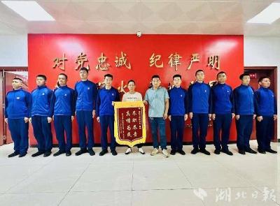 郧阳区：50只羊“集体走失”急坏村民 消防员化身“羊倌”全部找回获锦旗