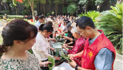 中岭社区香榭小区各民族开展“浓情端午 幸福家园”活动