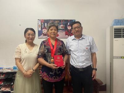 郧阳区一中五位退休党员获“光荣在党50年”纪念章