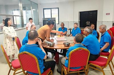 区社会福利院为老人们集体过生日