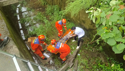 男子不慎跌落3米深水渠，救援紧急进行…