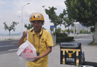 “外卖小哥”李尚虎的一天