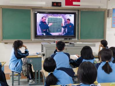 跟随“天宫课堂”   同步“太空实验”