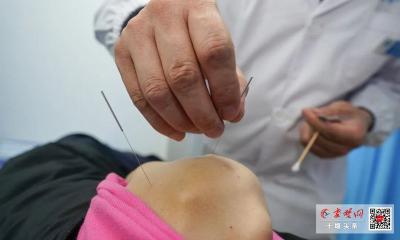 老人肺部肿瘤骨转移 十堰人医专家针灸治疗两周解除疼痛