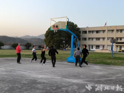 郧阳区安阳镇龙门完全小学开展师生同乐运动会