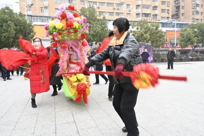 郧阳区：非遗花灯闹新春