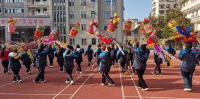 郧阳科技学校：排练花灯  喜迎新春