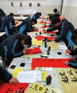 郧阳区一中：写春联 送祝福