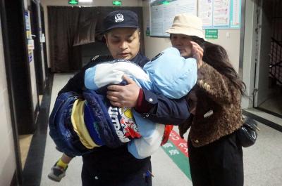 小孩发病昏谜 警察援手送医