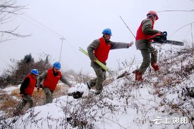 郧阳：踏雪巡线保供电