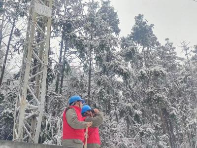 国网郧县供电公司：开展线路覆冰排查 力保电网运行安全