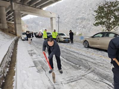 郧阳区鲍峡镇：雪寒人心暖  除雪保安全