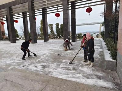 郧阳区一中：扫雪除冰保出行  凝心聚力暖人心