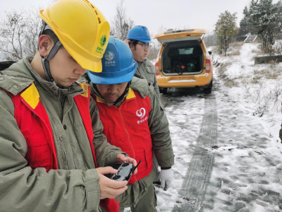 郧县供电公司杨溪供电所：翻山踏雪巡线路 迎冰而上保供电