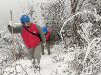 国网郧县供电公司：迎战风雪冰冻 护航线路安全