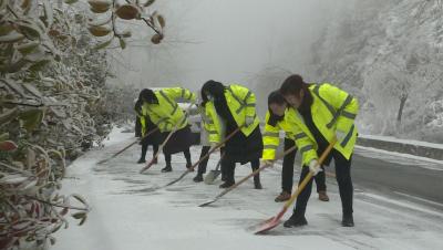 庙郧路结冰通行困难  公路部门及时除雪保畅