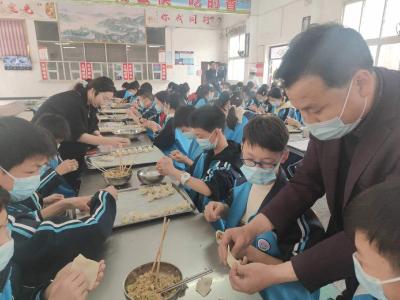 郧阳区鲍峡中学开展学生包饺子劳动实践活动