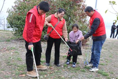 郧阳小草义工协会携手社会各界开展植树护水生态环保活动