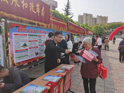 郧阳区发改局：宣传粮食安全知识 保障国家安全