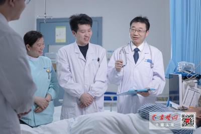 七旬老人患直肠癌 十堰人医专家通过“微创中的微创”手术成功切除肿瘤