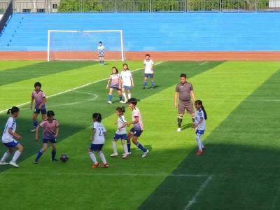 郧阳区实验小学女子足球队在全市小学足球比赛中夺冠
