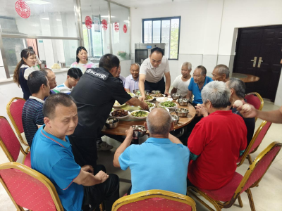 郧阳区社会福利院为老人们举办集体生日宴