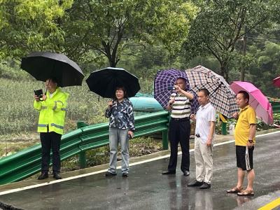 G242鲍峡镇军家坪村路段交通中断  郧阳区全力抢通