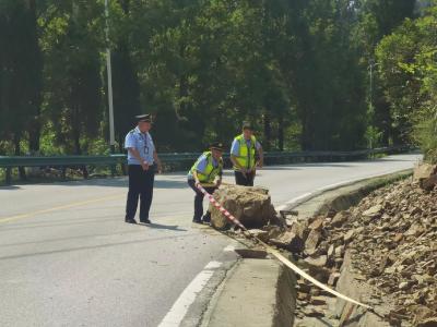 郧阳区：强化汛期道路执法监管筑牢平安运输防线