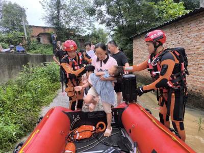 暴雨突袭 郧阳消防紧急转移25名被困群众