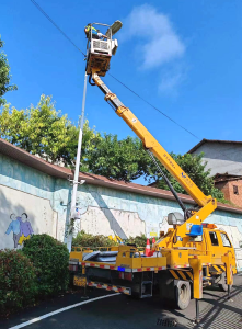 郧阳区路灯管理所：维修路灯    保畅出行