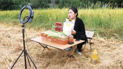 郧阳区安阳镇：直播走进田间 助力好物“出圈”