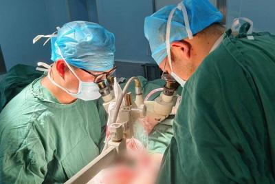 显微镜下“绣花” 郧阳区人民医院成功为患者完成两根断指再植