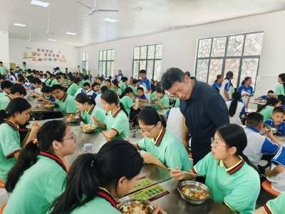 郧阳区各校推行“智慧食堂”系统让学生就餐方便快捷