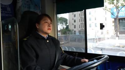 致敬劳动者 | 何雨霞：50万公里零失误 平凡岗位践初心