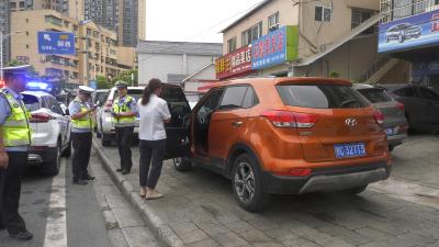 城市文明建设在行动｜城管、交管整治沿江路人行道违停现象